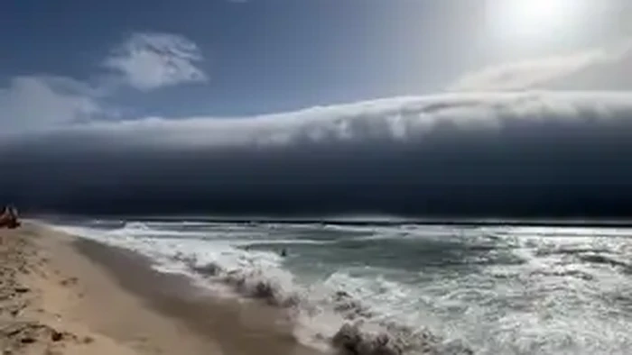 Awan Tsunami di Pantai Portugal: Mengungkap Misteri Fenomena 'Roll Cloud' yang Memukau Sekaligus Memicu Ketakutan Massal