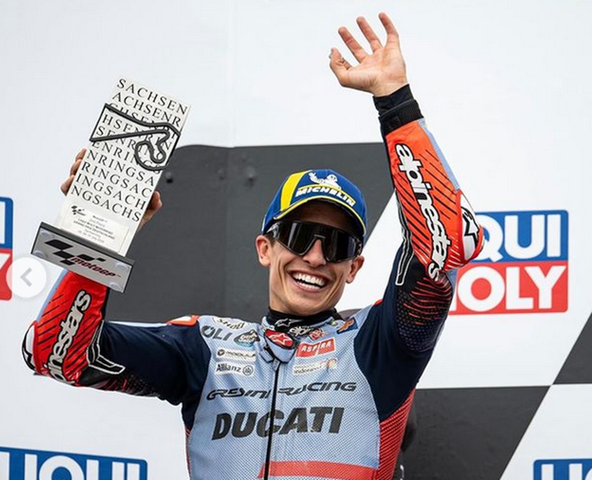 Dominasi Marc Marquez di Sachsenring: Sang Raja Bertahan di Tengah Badai Kecelakaan Hebat