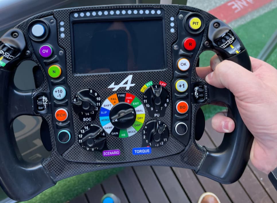 Harga Setir Mobil Formula 1: Lebih dari Sekadar Kemudi, Sebuah Mahakarya Teknologi Bernilai Miliaran Rupiah.