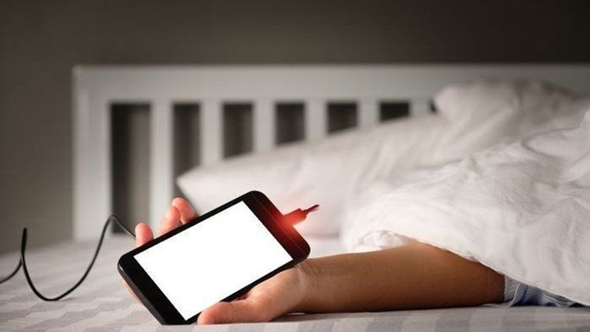 Remaja Disambar Petir Saat Main HP Sambil Cas di Rumah